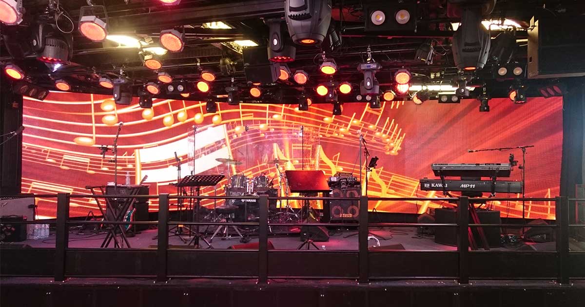 Videoseinä esiintymislavalla