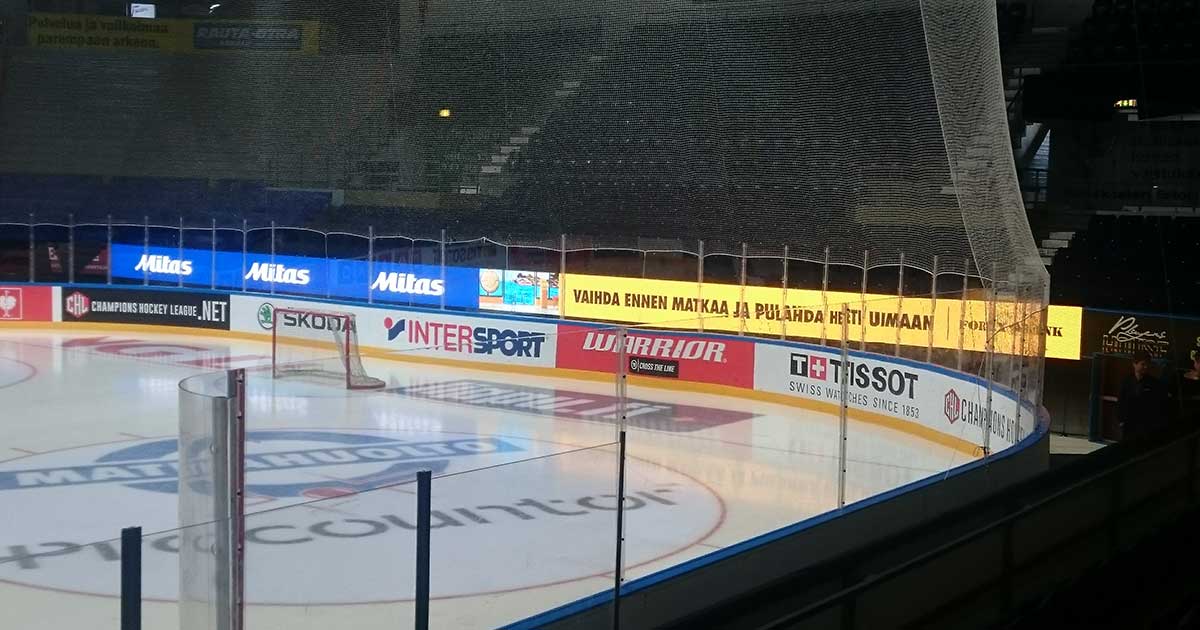 LED-mainosnäyttö jäähallissa