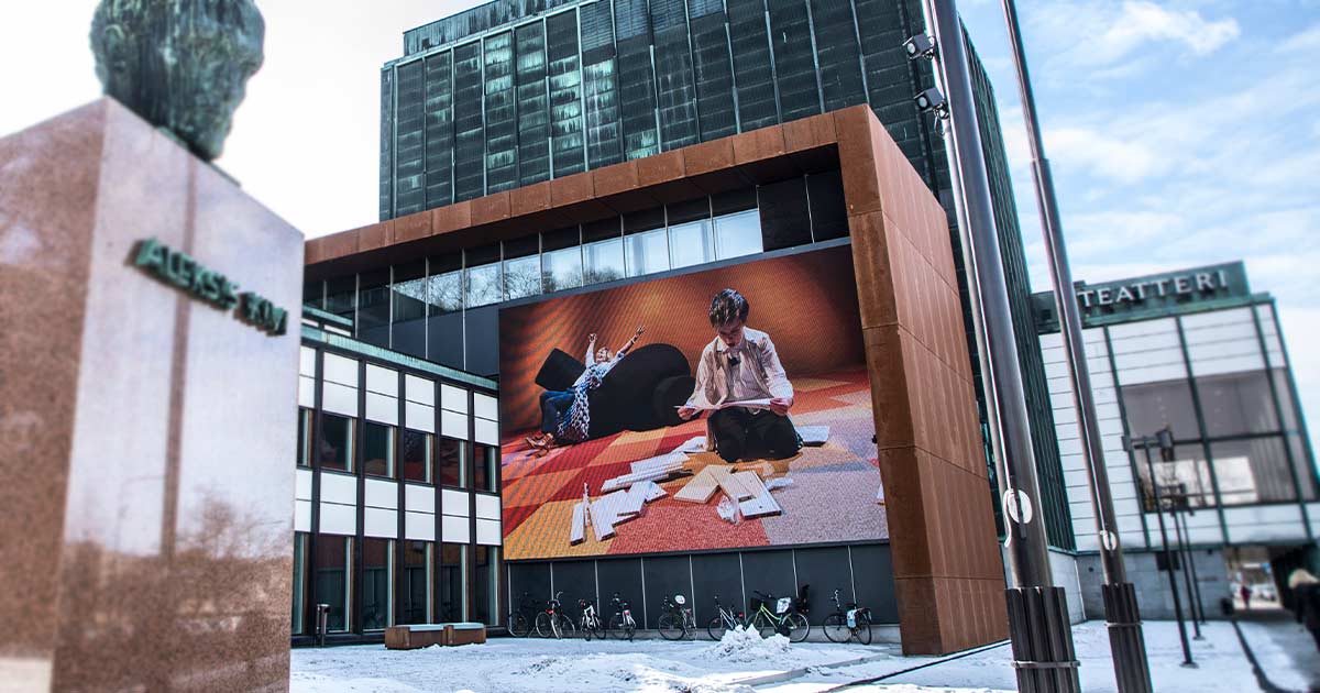 LED-videoseinä teatterin seinällä