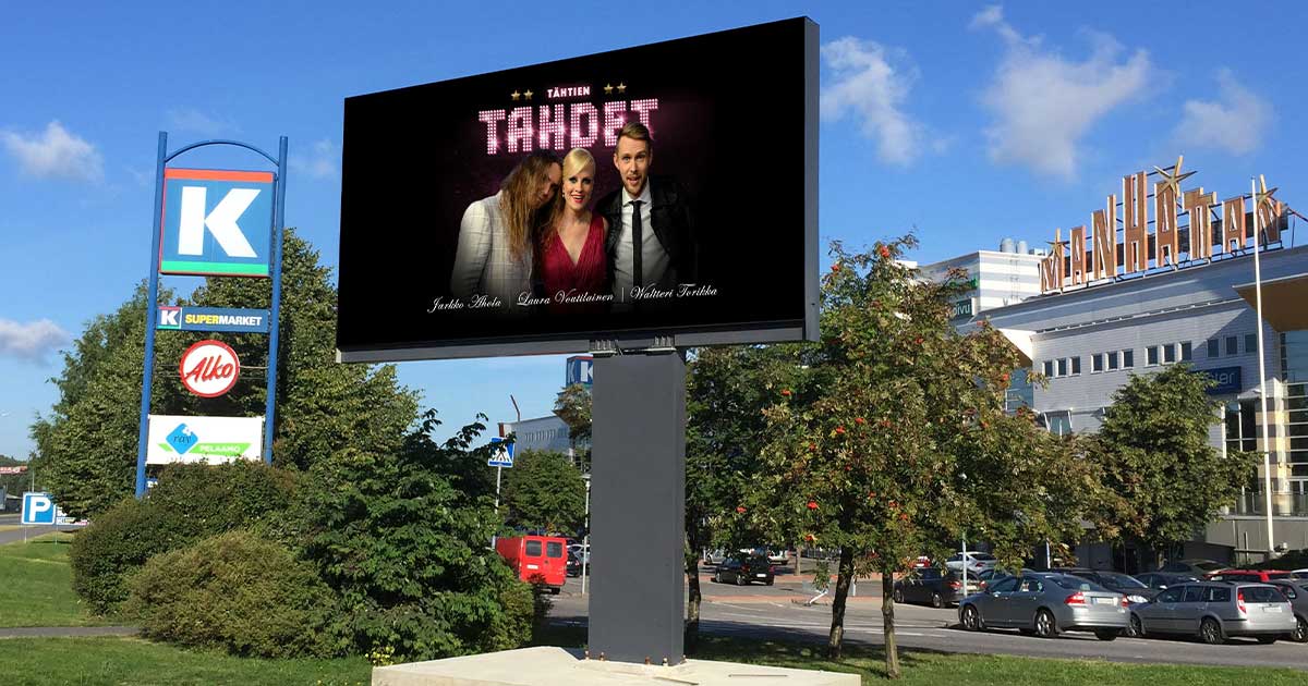 LED-mainosnäyttö kaupan parkkipaikalla