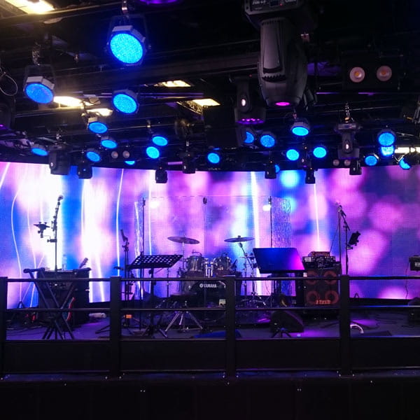 LED-seinä lavalla Amorellalla