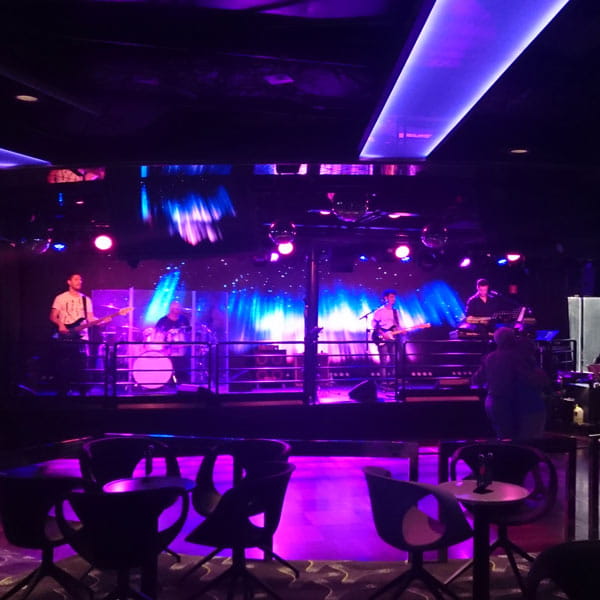 LED-seinä lavalla Amorellalla