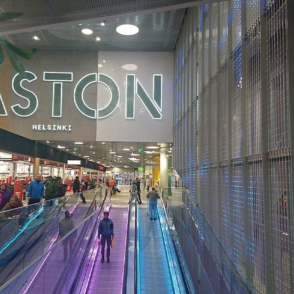 Läpinäkyvä LED-näyttö kauppakeskuksessa