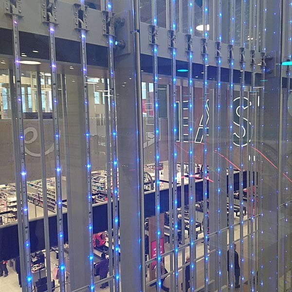 Läpinäkyvä LED-näyttö kauppakeskuksessa