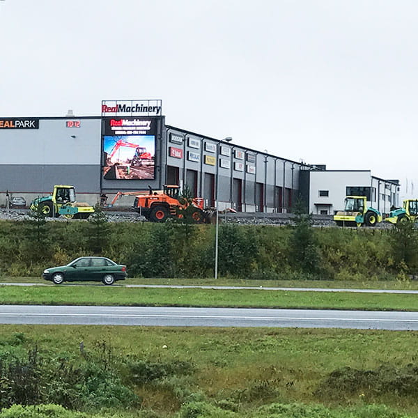 Ulkonäytön näkyvyys tielle