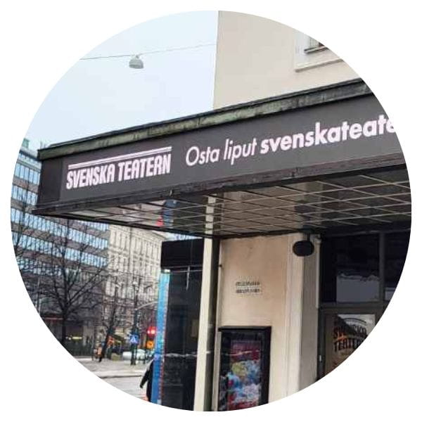 Ulkonäyttö Svenska Teatern lippa lähikuvassa