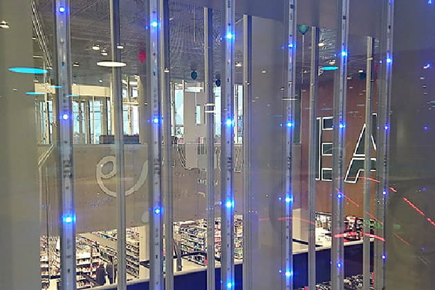 Lapinäkyvä LED-näyttö ostoskeskuksessa.