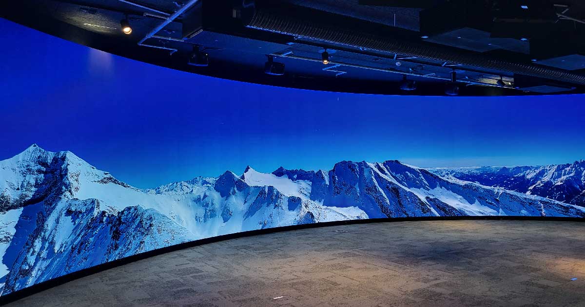 LED-mainosnäyttö Vierailukeskuksessa