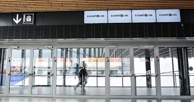 Opastenäyttö satamassa.