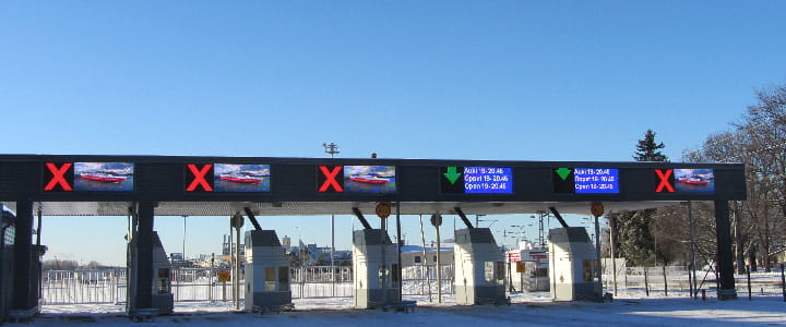 LED-opastenäyttö satamassa.