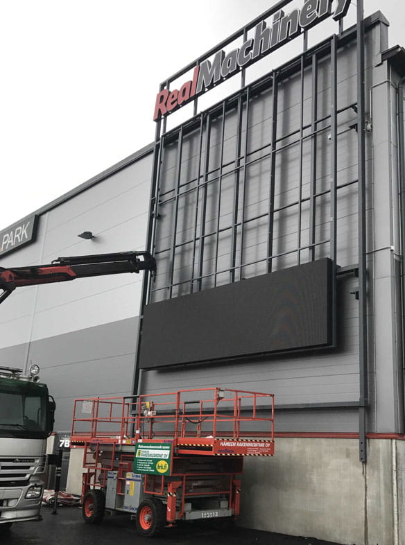 Mainosnäytön asennus Real Parkilla