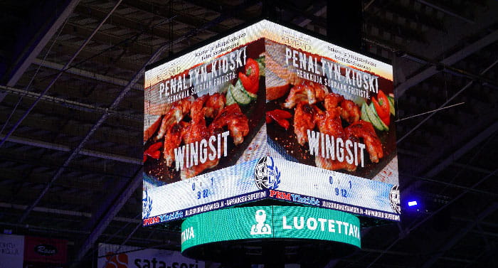 Mediakuutio asennettuna Rauman jäähalliin.